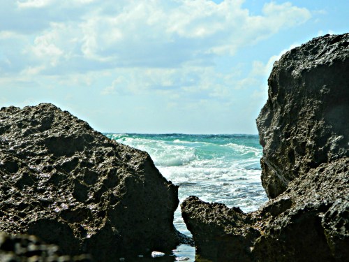 The waves sneaking between the rocks