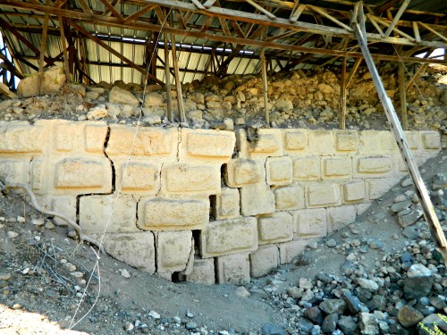 Earthquake-cracked walls