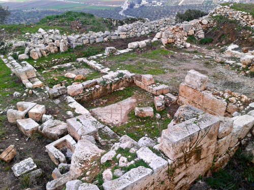 A mess of walls and mosaics