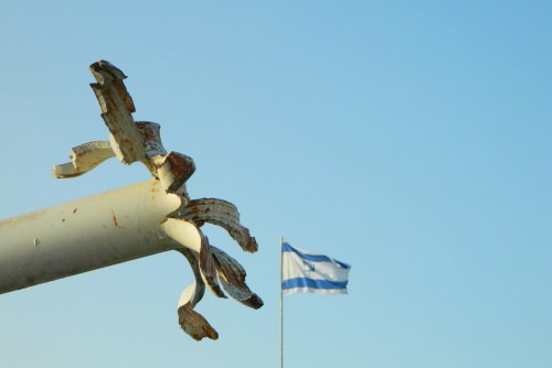 Splayed cannon with flag