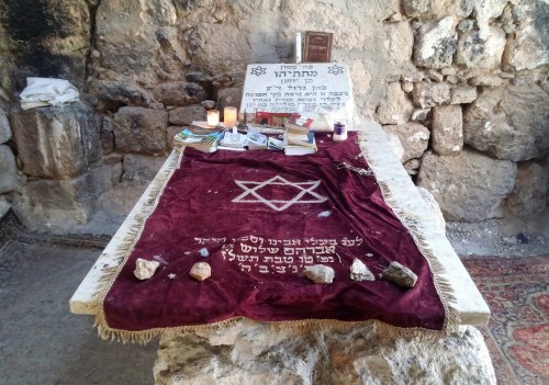 Kever labeled Matatyahu - note the mihrab
