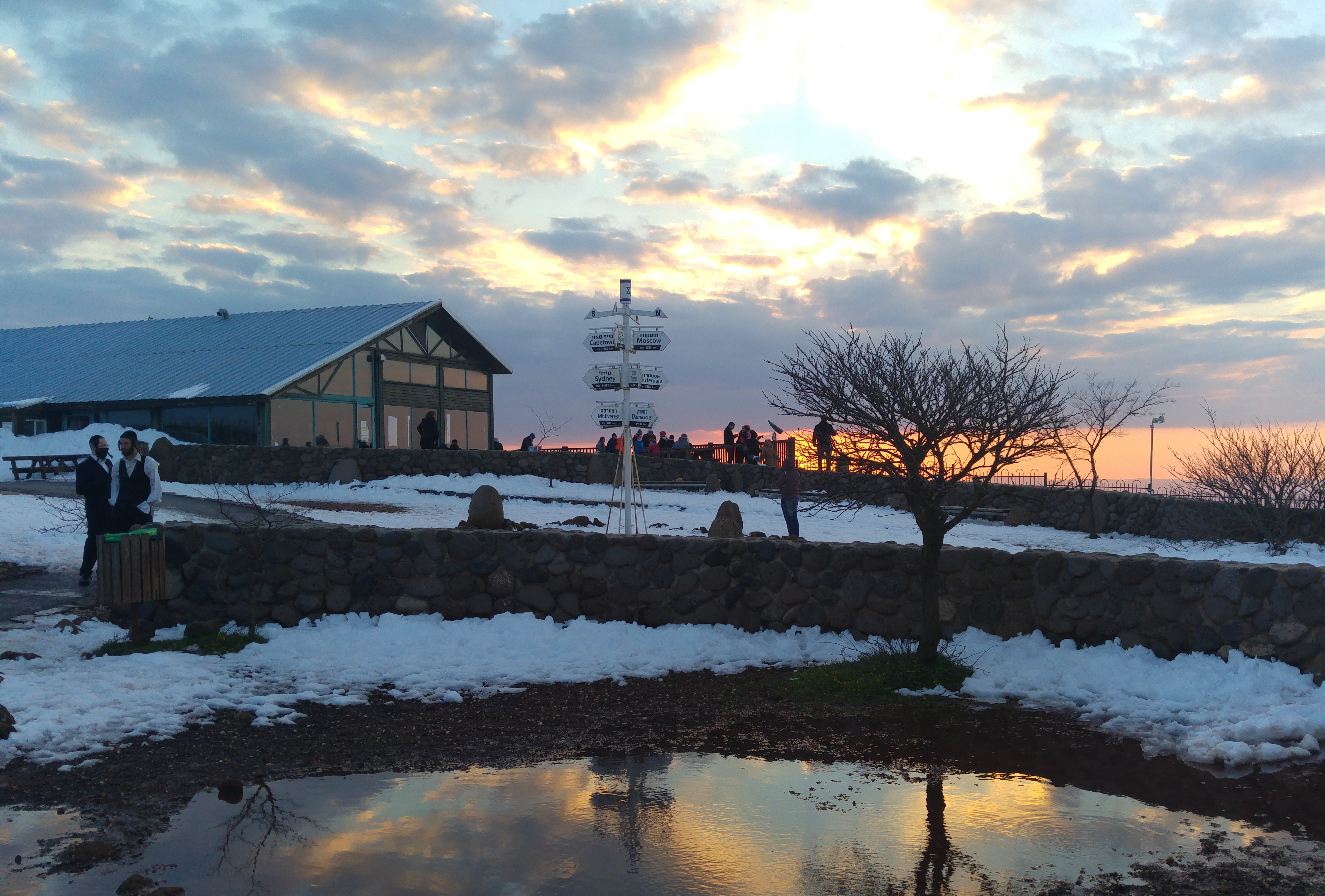 Coffee Anan and the famous signpost